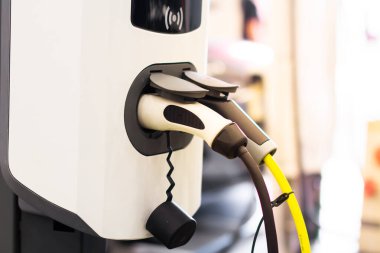 Elektrik veya hibrit Phev otomobillerinin modern elektrik hızlı şarjı. Gelecekteki enerji gücü. Ekoloji dostu şarj aleti. Temiz ekoloji kavramı. Ev elektrikli araba şarj aleti.