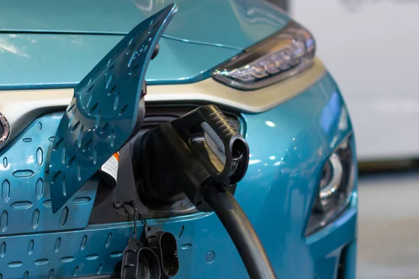 Elektrik ya da hibrit bir Phev 'e elektrik kablosu takılı olarak şarj ediliyor. Elektrikli araba şarj istasyonu