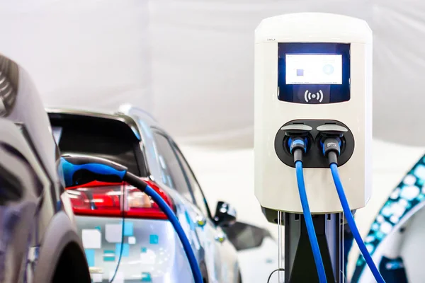 Elektrik veya hibrit Phev otomobillerinin modern elektrik hızlı şarjı. Gelecekteki enerji gücü. Ekoloji dostu şarj aleti. Temiz ekoloji kavramı. Ev elektrikli araba şarj aleti.