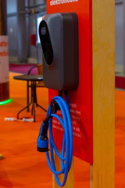 Elektrik veya hibrit Phev otomobilleri için modern elektrik hızlı şarj cihazı. Gelecekteki enerji gücü. Ekoloji dostu şarj aleti. Temiz ekoloji kavramı. Ev elektrikli araba pili, Pva Expo Prag, Nove