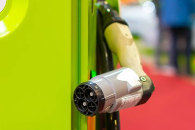 Elektrik veya hibrit Phev otomobillerinin modern elektrik hızlı şarjı. Gelecekteki enerji gücü. Ekoloji dostu şarj aleti. Temiz ekoloji kavramı. Ev elektrikli araba şarj aleti.
