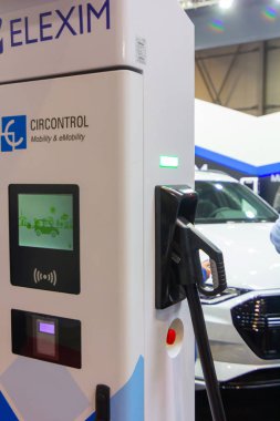 Elektrik veya hibrit Phev otomobiller için modern elektrik hızlı şarj Elexim. Geleceğin çevre dostu şarj aleti. Temiz ekoloji kavramı. Ev elektrikli araba aküsü şarjı, Pva Expo Prag, 20 Kasım