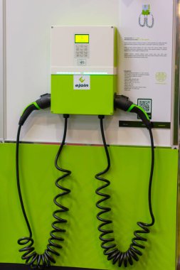 Modern elektrik hızlı şarj cihazı elektrik veya hibrit Phev otomobilleri için birleşiyor. Gelecekteki enerji gücü. Ekoloji dostu şarj aleti. Temiz ekoloji kavramı. Ev elektrikli araba aküsü şarjı, Pva Expo Prag