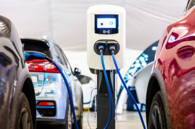 Elektrik veya hibrit Phev otomobillerinin modern elektrik hızlı şarjı. Gelecekteki enerji gücü. Ekoloji dostu şarj aleti. Temiz ekoloji kavramı. Ev elektrikli araba şarj aleti.