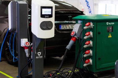 Elektrik veya hibrit Phev otomobiller için modern elektrik hızlı şarj alfeni. Geleceğin çevre dostu şarj aleti. Temiz ekoloji kavramı. Ev elektrikli araba pili, Pva Expo Prag, Kasım 201