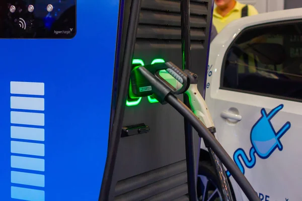 Hipercargador eléctrico moderno para automóviles eléctricos o híbridos PHEV. Energía futura. Cargador ecológico. Concepto ecológico limpio. Inicio cargador de batería de coche eléctrico, PVA EXPO Praga, Nove — Foto de Stock