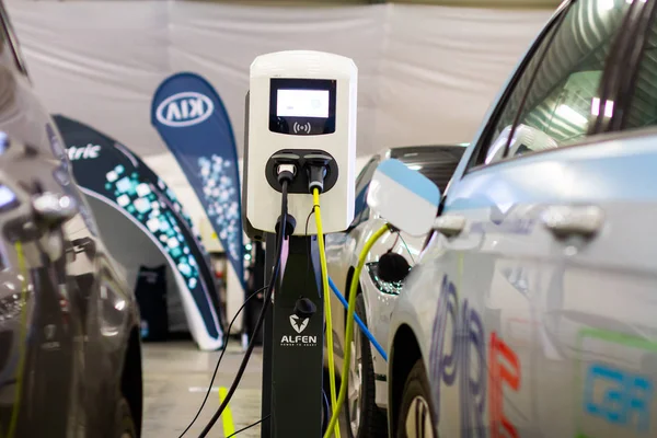 Cargador rápido eléctrico moderno alfen para automóviles eléctricos o híbridos PHEV. Energía futura. Cargador ecológico. Concepto ecológico limpio. Inicio cargador de batería de coche eléctrico, PVA EXPO Praga — Foto de Stock