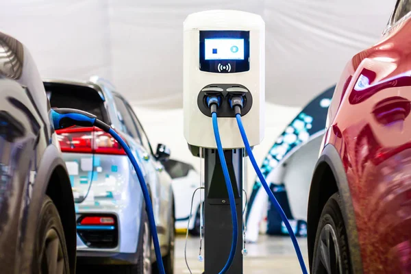 Moderno caricabatterie elettrico veloce per auto elettriche o ibride PHEV. Potere energetico futuro. Caricabatterie ecologico. Un concetto di ecologia pulita. Home caricabatteria per auto elettrica — Foto Stock