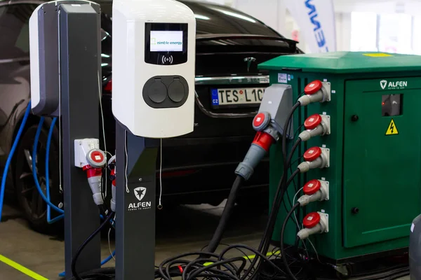 Moderní rychlonabíječka pro elektrické nebo hybridní automobily Phev. Nabíječka šetrná k životnímu prostředí. Čistý ekologický koncept. Domácí nabíječka baterií, Pva Expo Praha, listopad 201 — Stock fotografie