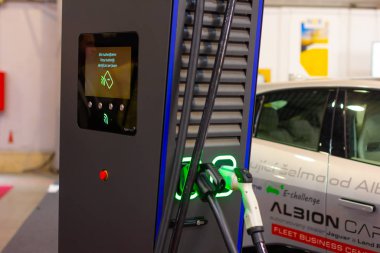 Elektrik veya hibrit Phev otomobilleri için modern elektrik hiperşarjı. Gelecekteki enerji gücü. Ekoloji dostu şarj aleti. Temiz ekoloji kavramı. Ev elektrikli araba pili, Pva Expo Prag, Nove