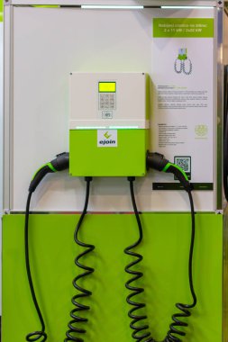 Modern elektrik hızlı şarj cihazı elektrik veya hibrit Phev otomobilleri için birleşiyor. Gelecekteki enerji gücü. Ekoloji dostu şarj aleti. Temiz ekoloji kavramı. Ev elektrikli araba aküsü şarjı, Pva Expo Prag