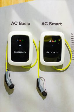Elektrik veya hibrit Phev otomobiller için modern elektrik hızlı şarj aleti Skoda IV. Gelecekteki enerji gücü. Ekoloji dostu şarj aleti. Temiz ekoloji kavramı. Ev elektrikli araba aküsü, Pva Expo Pra