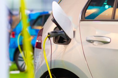 Elektrik ya da hibrit bir Phev 'e elektrik kablosu takılı olarak şarj ediliyor. Elektrikli araba şarj istasyonu