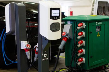 Elektrik veya hibrit Phev otomobiller için modern elektrik hızlı şarj alfeni. Geleceğin çevre dostu şarj aleti. Temiz ekoloji kavramı. Ev elektrikli araba pili, Pva Expo Prag, Kasım 201
