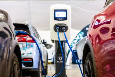 Elektrik veya hibrit Phev otomobiller için modern elektrik hızlı şarj alfeni. Gelecekteki enerji gücü. Ekoloji dostu şarj aleti. Temiz ekoloji kavramı. Ev elektrikli araba aküsü şarjı, Pva Expo Prag