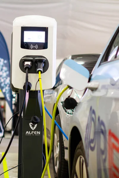 Cargador rápido eléctrico moderno alfen para automóviles eléctricos o híbridos PHEV. Energía futura. Cargador ecológico. Concepto ecológico limpio. Inicio cargador de batería de coche eléctrico, PVA EXPO Praga — Foto de Stock