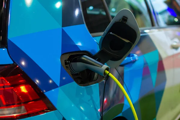 Carga de un coche eléctrico o híbrido PHEV Volkswagen Golf con el cable de alimentación enchufado. Estación de carga de coches eléctricos. Praga, Chequia, noviembre 2019 . — Foto de Stock