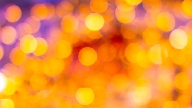 Bokeh odaklı bulanık ışıklarla altın sarısı ve kırmızı soyut arka plan