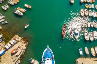 Limandaki yolcu gemisinde. Marina Körfezi 'ndeki güzel yat ve teknelerin hava manzarası.