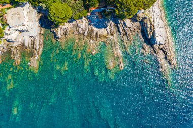 Güzel turkuaz kayalık deniz manzarası. Ligurian deniz sahilinin havadan görünüşü. Cenova yakınlarında Camogli