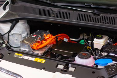 Elektrikli skoda citigo IV kaputunun altında. Elektrikli araba motorunun ayrıntıları, Prag, Çek, Kasım 2019.