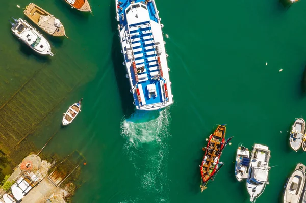 Cruiseschip in de haven. Luchtfoto van prachtige jacht en boten in de jachthaven baai — Stockfoto