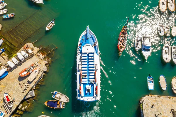 Cruiseschip in de haven. Luchtfoto van prachtige jacht en boten in de jachthaven baai — Stockfoto