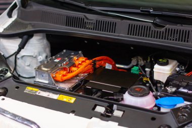 Elektrikli skoda citigo IV kaputunun altında. Elektrikli araba motorunun ayrıntıları, Prag, Çek, Kasım 2019.