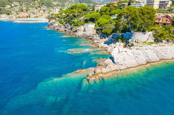 Skaliste wybrzeże w Camogli, Włochy. Widok z powietrza na wybrzeże Adriatyku, liguria. — Zdjęcie stockowe
