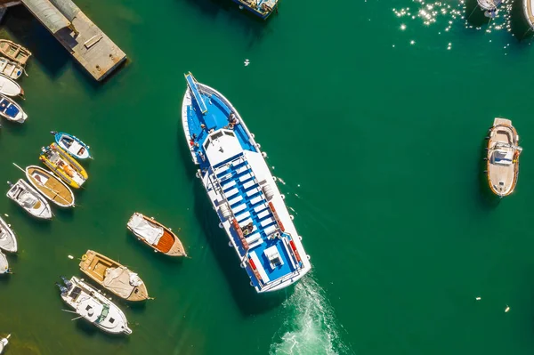 Cruiseschip in de haven. Luchtfoto van prachtige jacht en boten in de jachthaven baai — Stockfoto