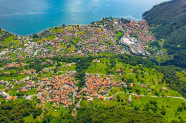 Como Gölü 'nün havadan görünüşü, Dongo, İtalya. Kıyı şeridi mavi turkuaz suyla yıkanır.