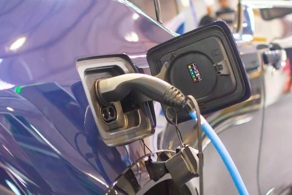 Carga de un coche eléctrico o híbrido PHEV con el cable de alimentación enchufado. Estación de carga de coches eléctricos. Praga, Chequia, noviembre 2019 . — Foto de Stock
