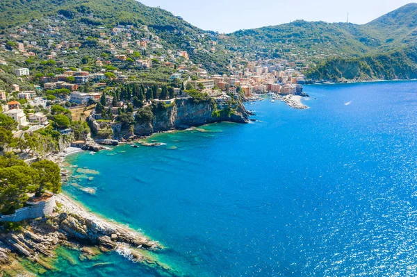 Vista aérea de la ciudad con coloridas casas ubicadas en la costa rocosa del mar de Liguria, Camogli cerca de Génova, Italia. Rocky Coastline se lava con agua azul turquesa . —  Fotos de Stock