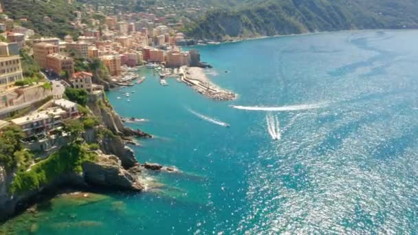Camogli港の空中ビュー。リグーリア海のビーチ、イタリアの近くのカラフルな建物。緑の水でマリーナに係留されたボートやヨットからの眺め. — ストック動画