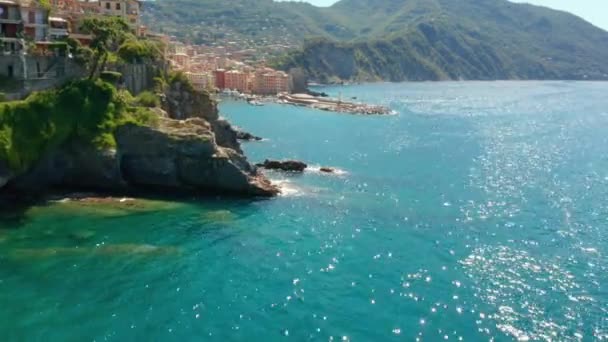 Αεροφωτογραφία του λιμανιού του Καμόγλη. Πολύχρωμα κτίρια κοντά στην παραλία με τα λιγκουριανά νερά, Ιταλία. Θέα από ψηλά σε σκάφη και γιοτ αγκυροβολημένα στη μαρίνα με πράσινα γαλάζια νερά. — Αρχείο Βίντεο