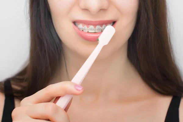 Szczęśliwa Kobieta Czyste Zęby Aparatem Dentystycznym Przez Różową Szczotkę Wsporniki — Zdjęcie stockowe