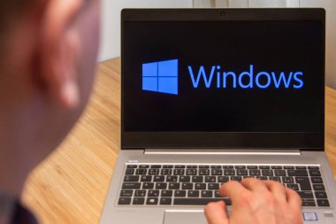 Pencereler dizüstü bilgisayardaki bir adam tarafından kullanılıyor. Microsoft müşterisi bilgisayar yazılımı kullanmış. Yeni ürün bilişim uzmanı tarafından test edilir. San Francisco, Şubat 2020