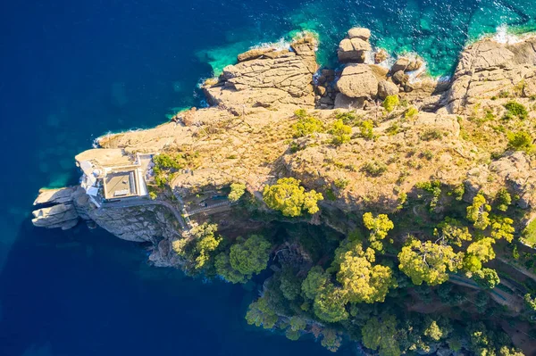 Talya Nın Portofino Kentinde Deniz Kenarındaki Kayalık Tepede Mavi Turkuaz — Stok fotoğraf