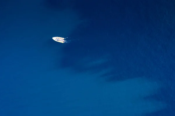 Pequeno Barco Motor Branco Está Meio Mar Com Água Azul — Fotografia de Stock