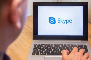 Skype, dizüstü bilgisayardaki bir adam tarafından kullanılıyor. Microsoft müşterisi bilgisayar yazılımı kullanmış. Yeni ürün It uzmanı tarafından test edilir. San Francisco, Şubat 2020