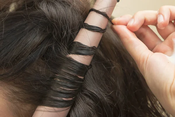 Κομμώτρια Κάνει Σγουρά Μαλλιά Ένα Χτένισμα Χρησιμοποιώντας Ένα Κεραμικό Ραβδί — Φωτογραφία Αρχείου