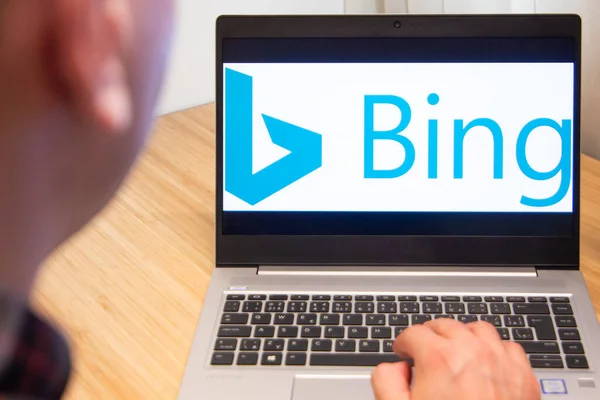 Бинга Использует Человек Ноутбуке Клиент Microsoft Использовал Компьютерное Программное Обеспечение — стоковое фото
