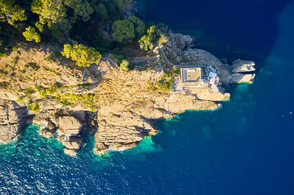 Talya Nın Portofino Kentinde Deniz Kenarındaki Kayalık Tepede Mavi Turkuaz — Stok fotoğraf