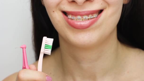 Dos Tipos Cepillo Para Limpiar Los Dientes Con Aparatos Dentales — Vídeo de stock