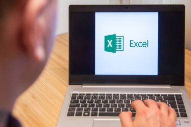 Excel dizüstü bilgisayarda bir adam tarafından kullanılır. Microsoft müşterisi bilgisayar yazılımı kullanmış. Yeni ürün It uzmanı tarafından test edilir. San Francisco, Şubat 2020