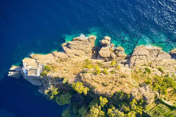 Talya Nın Portofino Kentinde Deniz Kenarındaki Kayalık Tepede Mavi Turkuaz — Stok fotoğraf
