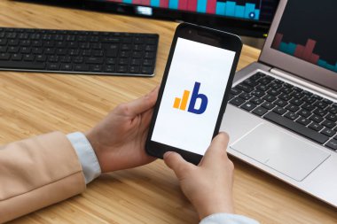 Bitlish Kripto Döviz Borsası. Akıllı Telefon Uygulaması Kullanan Kadın Tüccar Elleri. Crypto Arka plan Konsepti, San Francisco, California, ABD - 18.10.2019. Bir İllüstrasyon Editör Resmi.