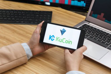 Kucoin Kripto Döviz Borsası. Akıllı Telefon Uygulaması Kullanan Kadın Tüccar Elleri. Crypto Arka plan Konsepti, San Francisco, California, Usa - 18.10.2019. Bir İllüstrasyon Editör Resmi.