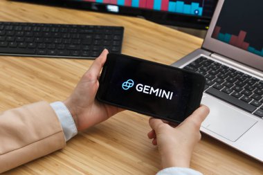 Gemini Kripto Para Borsası. Akıllı Telefon Uygulaması Kullanan Kadın Tüccar Elleri. Crypto Arka plan Konsepti, San Francisco, California, Usa - 18.10.2019. Bir İllüstrasyon Editör Resmi.