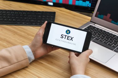 Stex Kripto Döviz Borsası. Akıllı Telefon Uygulaması Kullanan Kadın Tüccar Elleri. Crypto Arka plan Konsepti, San Francisco, California, Usa - 18.10.2019. Bir İllüstrasyon Editör Resmi.